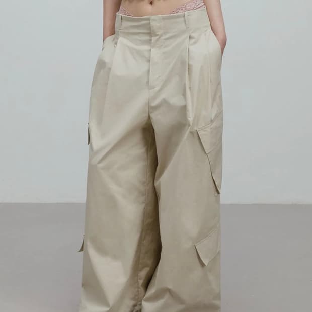 모이페어 핀턱 카고 팬츠 베이지