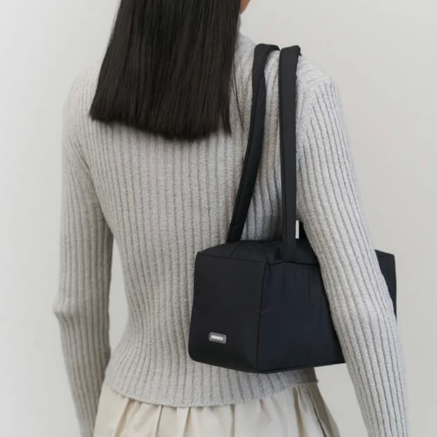 아모멘토 패딩 스퀘어 숄더백