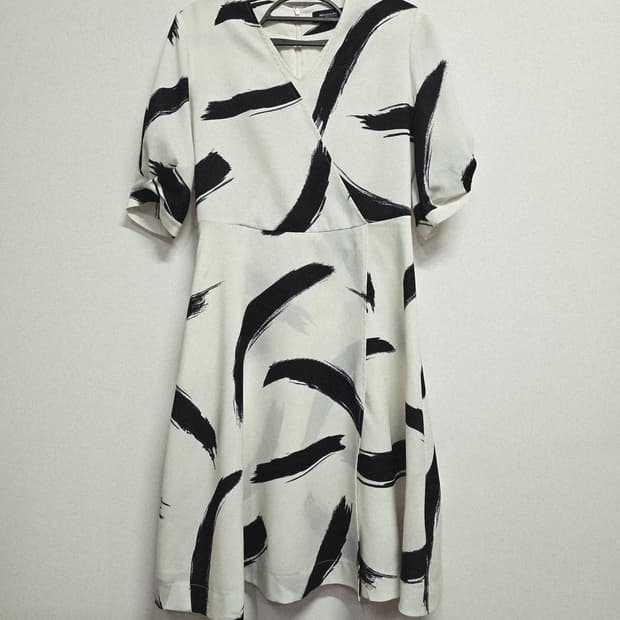 모조에스핀 화이트 블랙 브러쉬 패턴 원피스