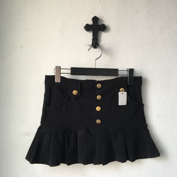 Button point mini skirt
