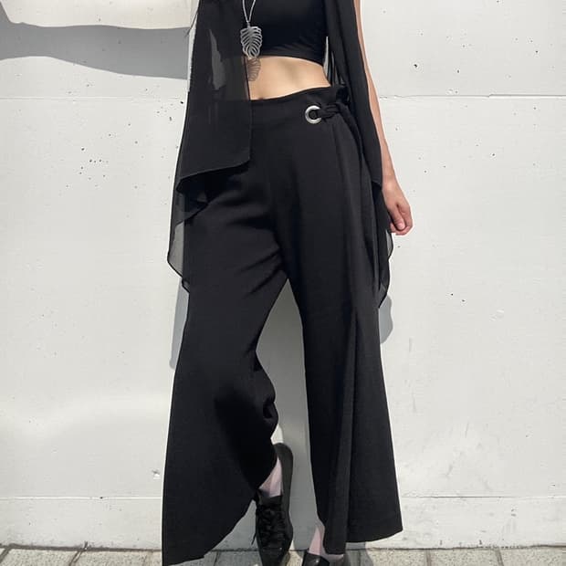 Side hole strap pants / black