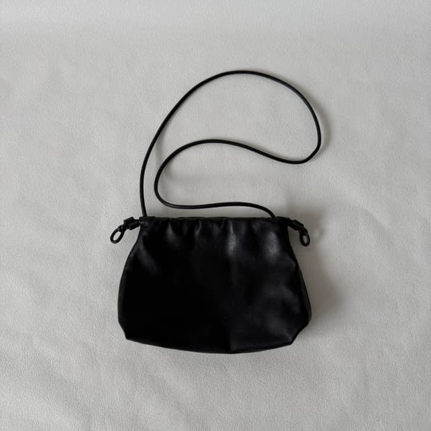 코스(COS) 레더 복조리백