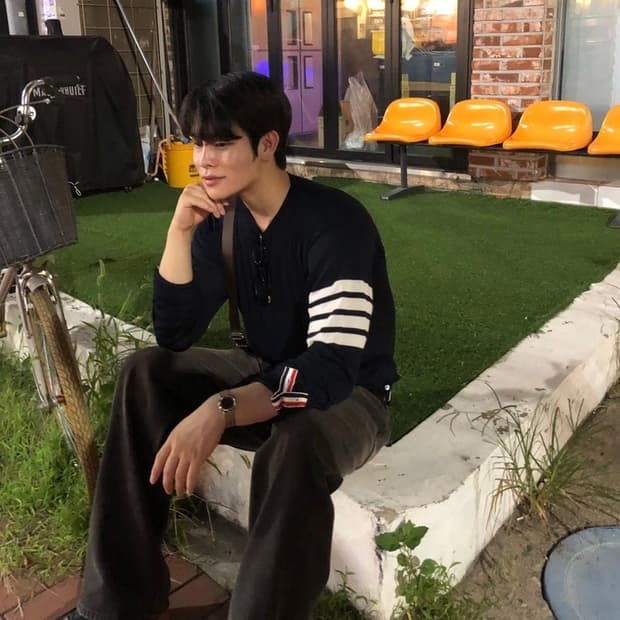 톰브라운 정품 백화점판 메리노울 봄가을용 사선완장 니트 네이비