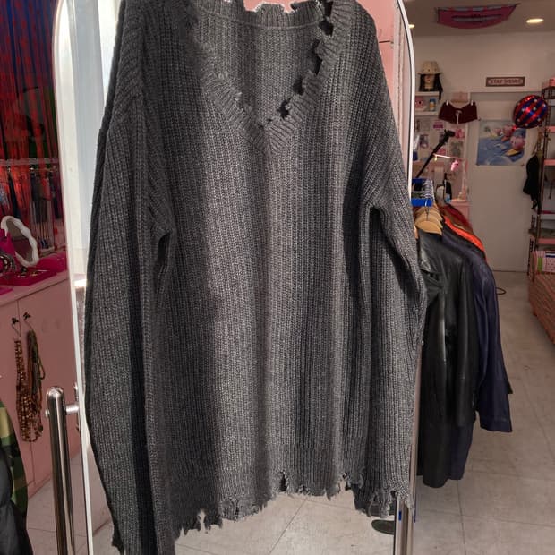 그런지 그레이 브이넥 니트