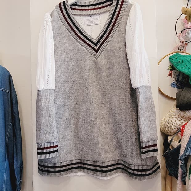 유니크 브이넥 니트