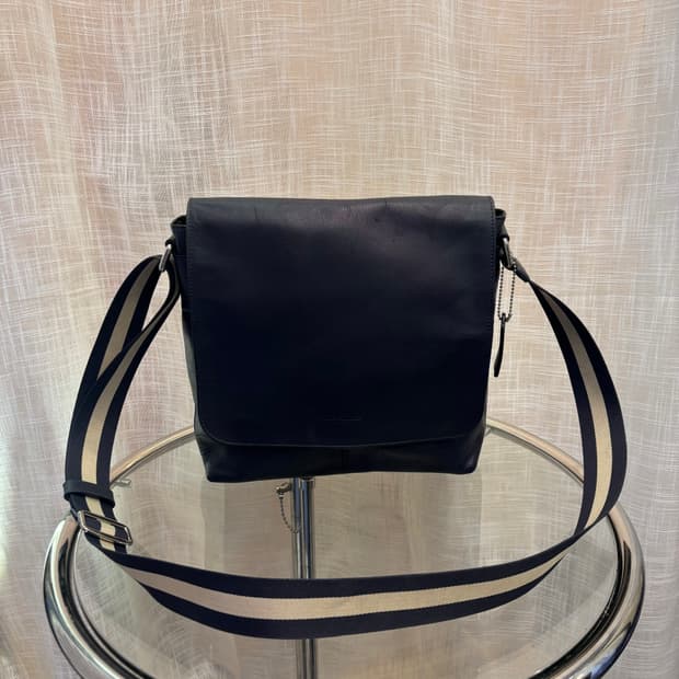 정품 코치 남성 가죽 크로스백    