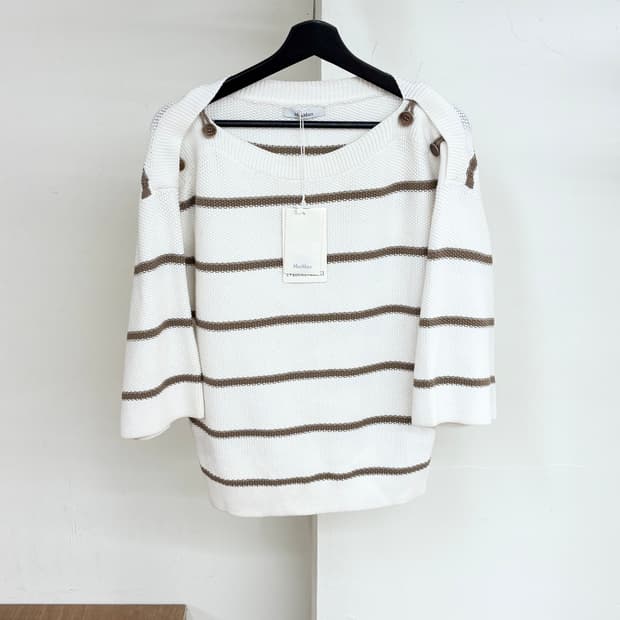 막스마라 화이트 브라운 스트라이프 숄더버튼 니트