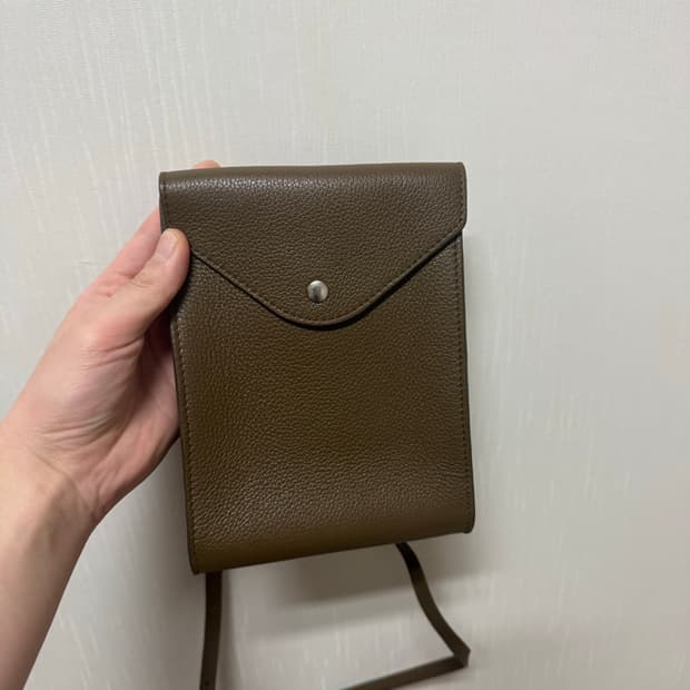 르메르 엔벨롭 스트랩 크로스백 올리브 그린