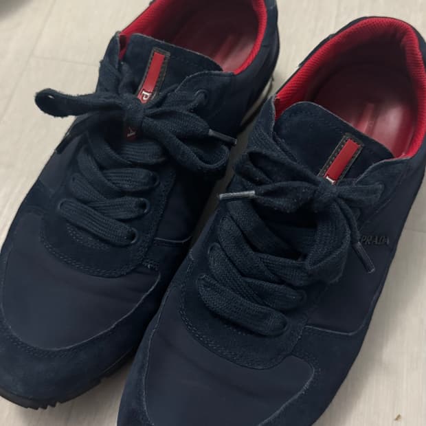 프라다 나일런 스웨이드 스니커즈