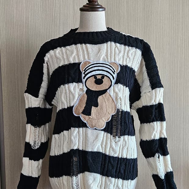 새상품 🧸 테디베어 스웨터 블랙 크림 디스트로이드 스트라이프 M