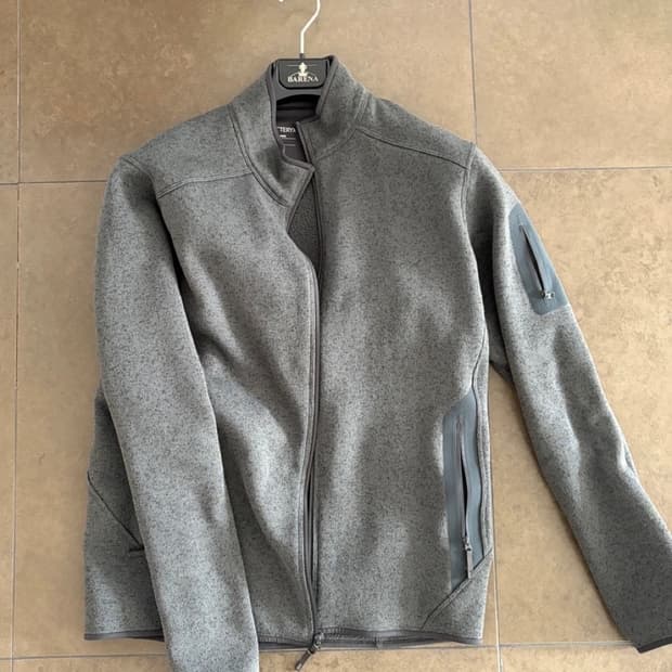아크테릭스 커버트 가디건 M 사이즈  이가격에는 절대 못구하십니다