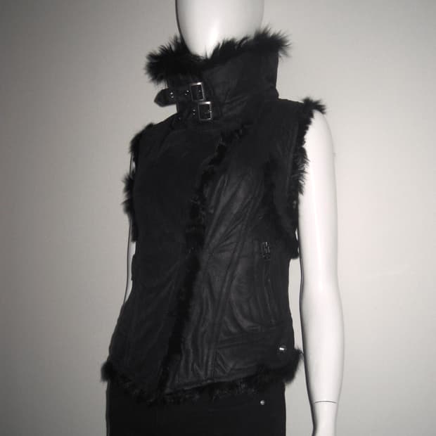 블랙 퍼 조끼 하이넥 버클 베스트 갸루펑크