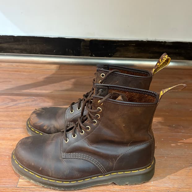 Dr. Martens 8홀