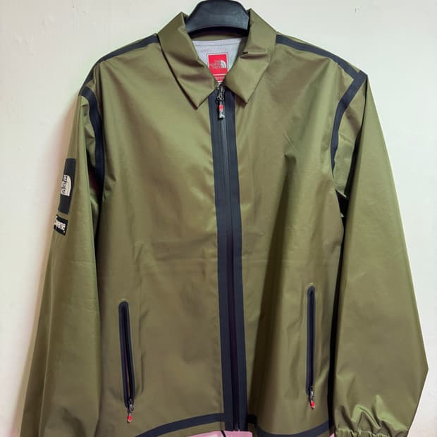 슈프림 x 노스페이스 서밋 시리즈 테이프 심 코치 자켓 올리브