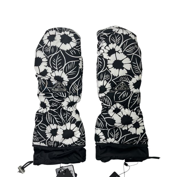 새상품 프라다 패딩 장갑 트라이앵글 로고 플라워 블랙