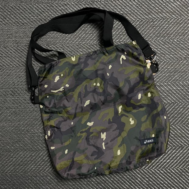 아식스 밀리터리 카모 숄더 크로스백y 5214