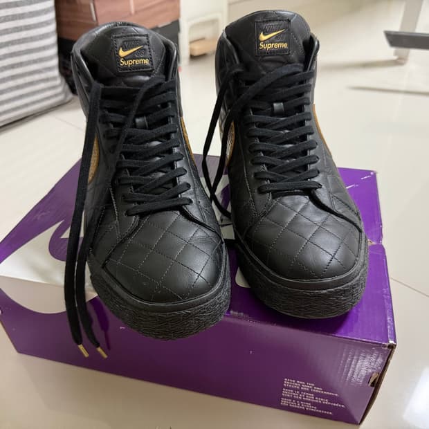 [300] 슈프림 x 나이키 SB 줌 블레이저 미드 QS 블랙