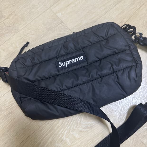 [os] 22FW 슈프림 퍼퍼 사이드백 블랙