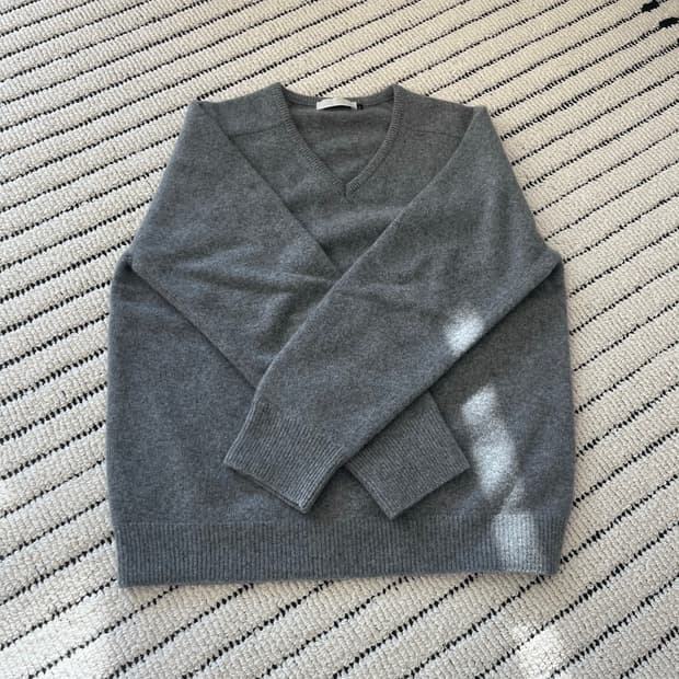 아모멘토 라쿤 브이넥 니트