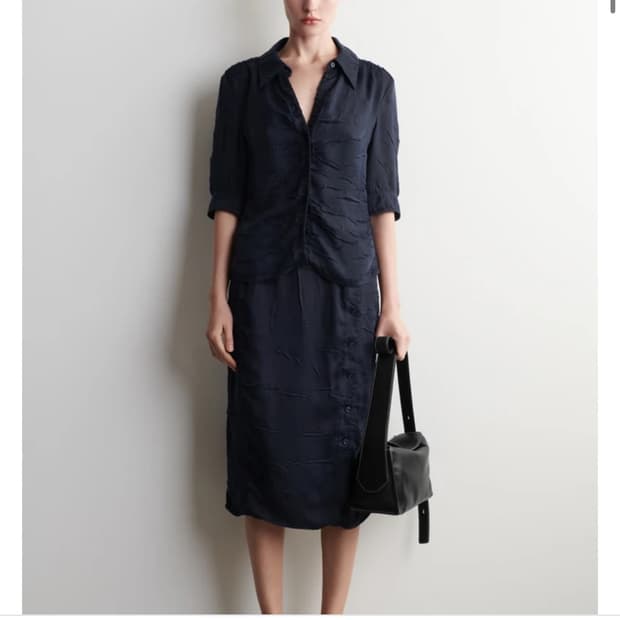 cos 코스 개더드 크링클드 셔츠 & 미디 스커트