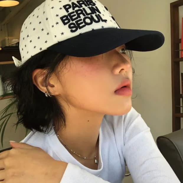 더뮤지엄비지터 스마일 볼캡 화이트