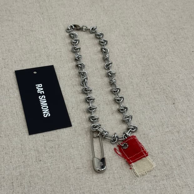 라프시몬스 20-21aw 노트 참 목걸이