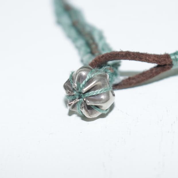 은-명주-가죽 팔찌