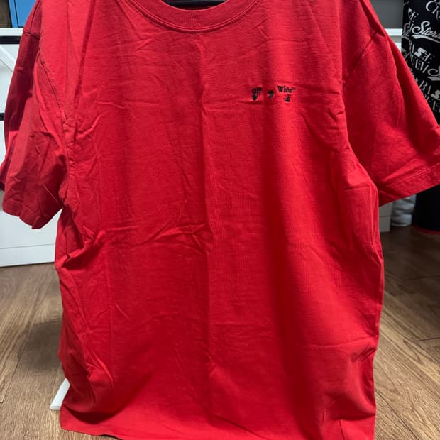 오프화이트 크루넥 티셔츠 팝니다