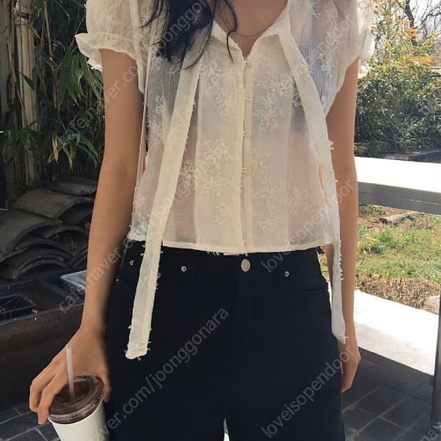 미트미 미닝아웃 퍼프 꽃 타이 블라우스