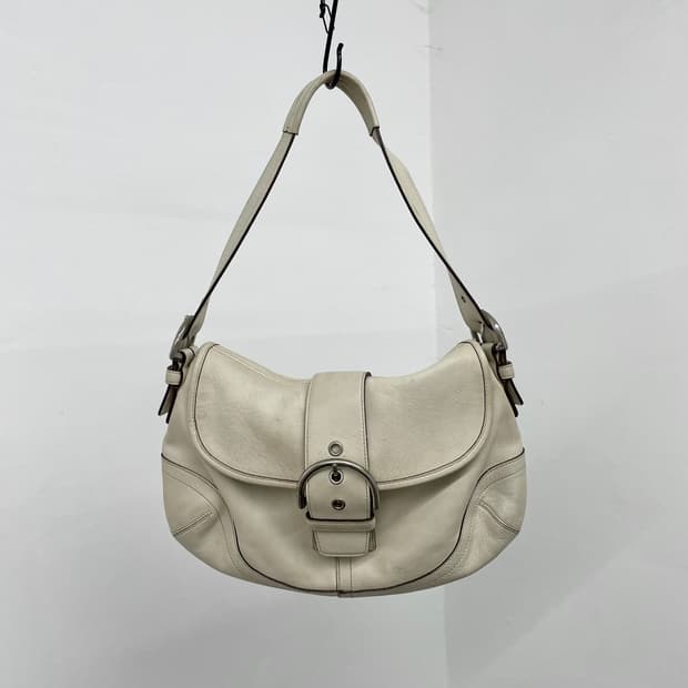 아이보리 코치 버클 숄더백