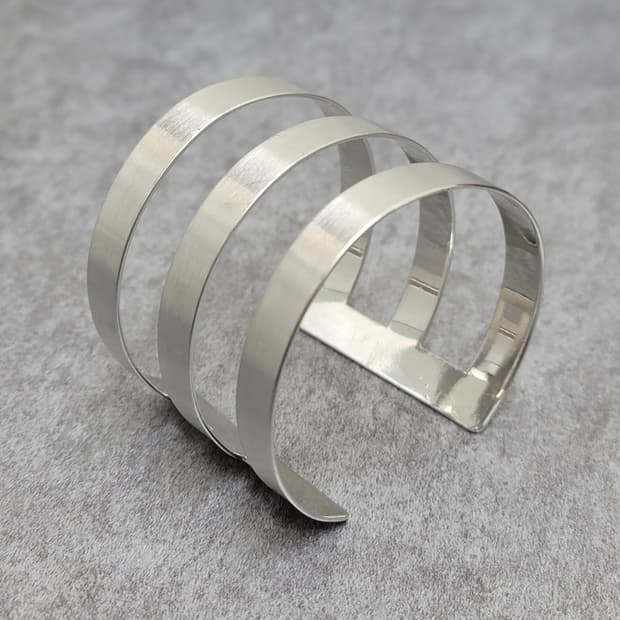 wide bangle bracelet 