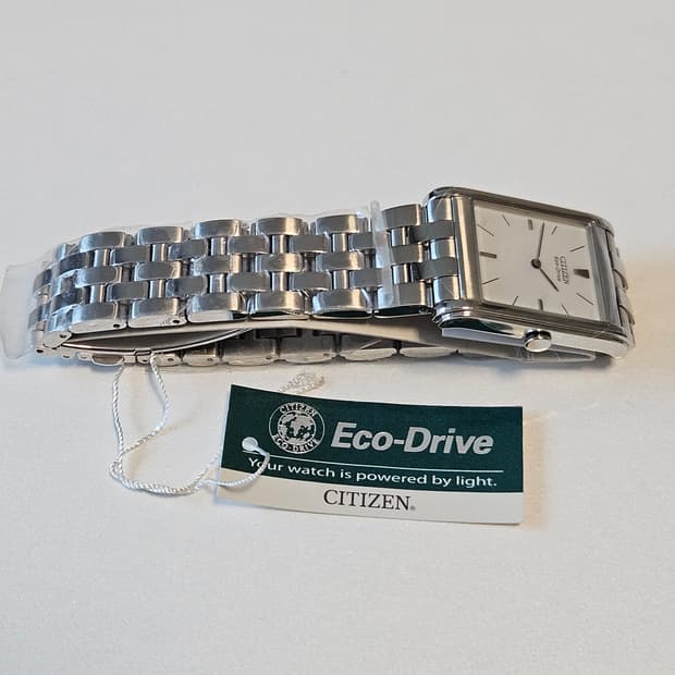시티즌 Eco-Drive 사각 메탈 시계