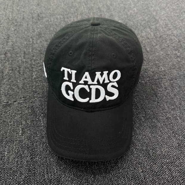 GCDS x 산리오 키티 콜라보 TI AMO 볼캡 모자