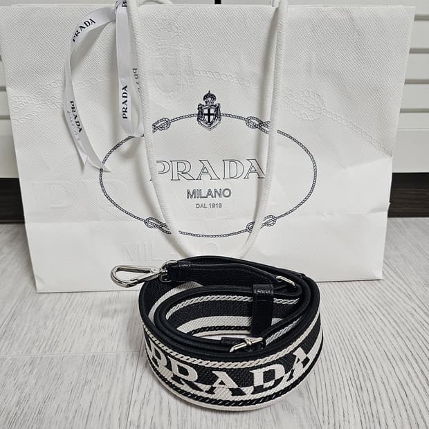 미사용 정품 프라다(1BC145) 은장 스트랩 