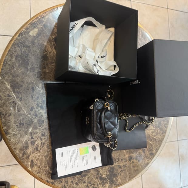 정품 샤넬 스몰 체인 코스메틱 케이스백 팝니다