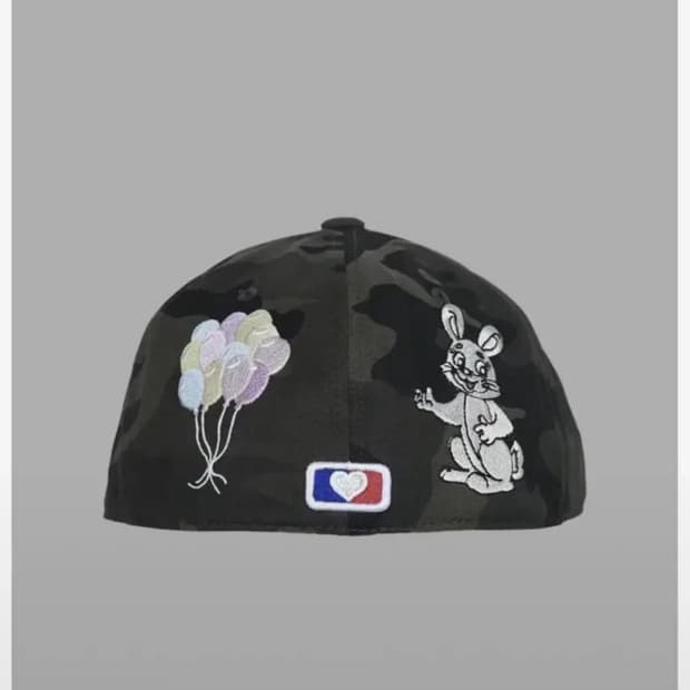 더뮤지엄비지터 카모 캡