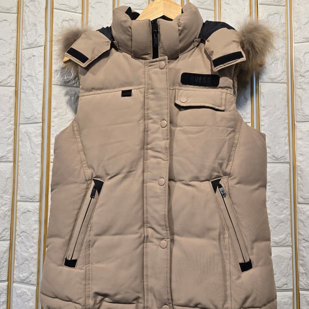 게스 여성 오리털패딩조끼 