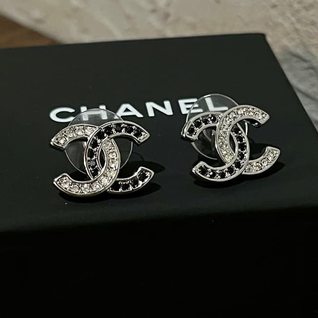 샤넬 정품 업사이클링 블랙 크리스탈 귀걸이