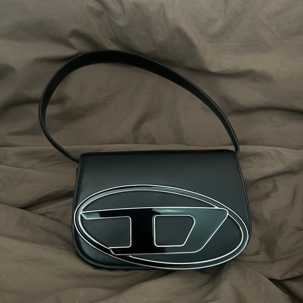 디젤 1DR 백 블랙 색상 가방입니다 실착 몇 번안한제품이에요!  