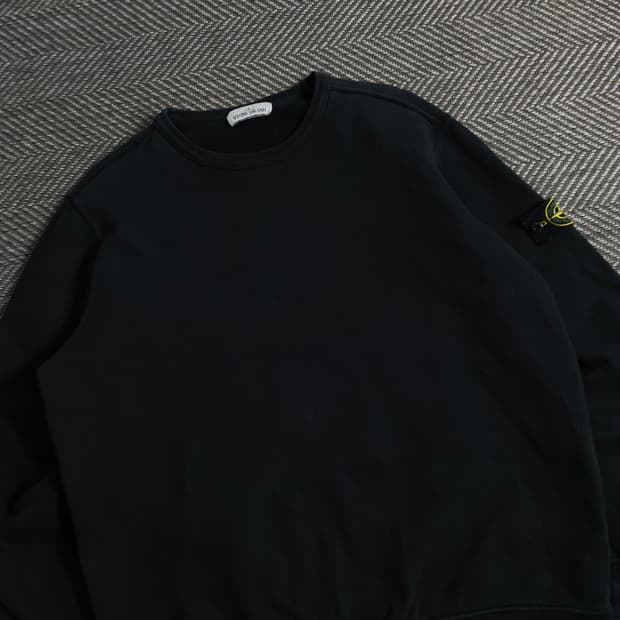 스톤아일랜드 와펜 블랙 크루넥 맨투맨 y 3798