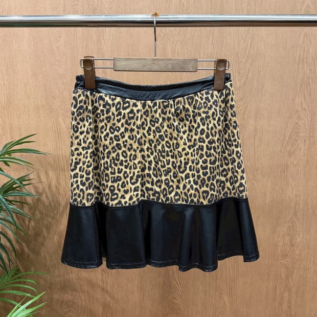 메터리얼 블루 비즈 미니 스커트 레오파드 패턴 레더 배색 디테일 블랙