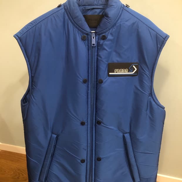 Prada 패치 로고 패딩 조끼