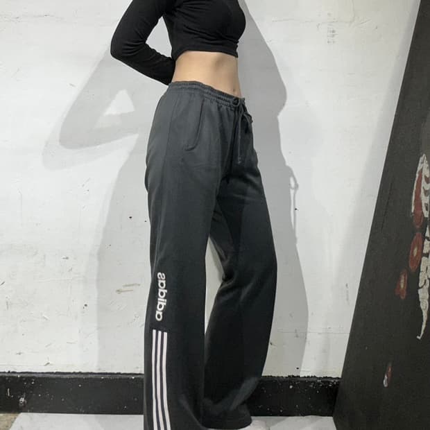아디다스 차콜 사이드 와이드 부츠컷 대대장 팬츠 L
