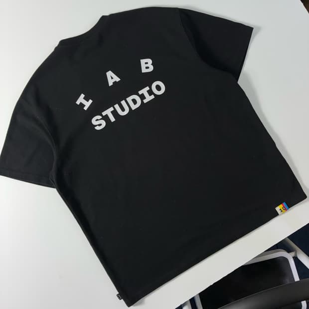 IAB studio  아이앱 스펠아웃 블랙 반팔 티셔츠 