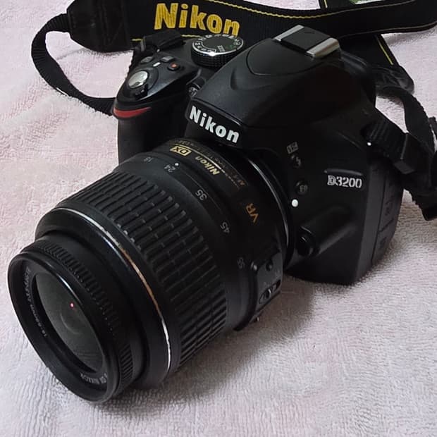 니콘 디지털카메라 D3200 와 18-55mm 렌즈팝니다.