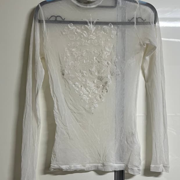 아이보리 자수프린팅 시스루 탑