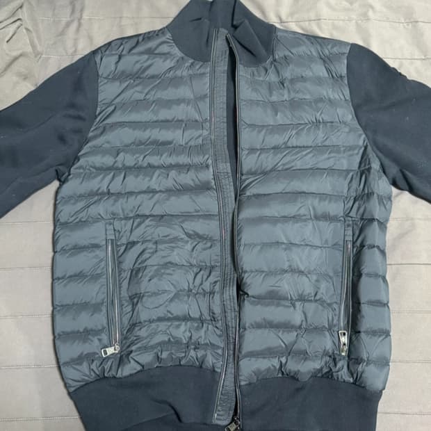 몽클레어 니트 패딩 네이비 색상 L사이즈입니다. 입으시는 분들께 잘 맞을