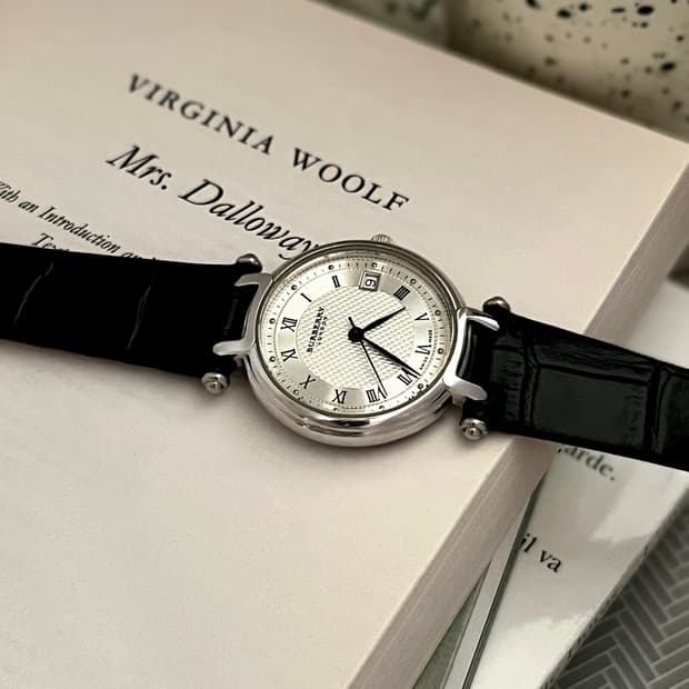 버버리 실버 라운드 시계 (32mm) / 케어