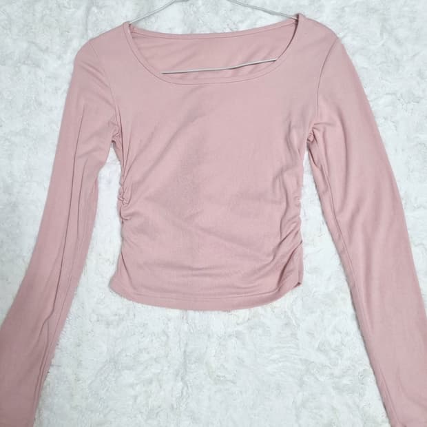 핑크색 셔링 긴팔 크롭티 에이블리 기본템