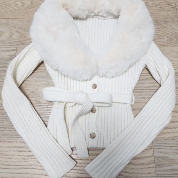 히메갸루 화이트 퍼 리본 벨트 가디건